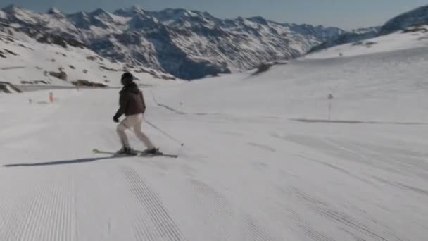 Kobieta na nartach szybko w dół wzgórza z kamery — Wideo stockowe