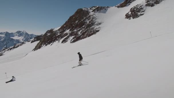 Kobieta na nartach Szybko w dół Mountain Ski Slope — Wideo stockowe