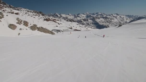Ski Slope com outros esquiadores em vista e montanhas — Vídeo de Stock