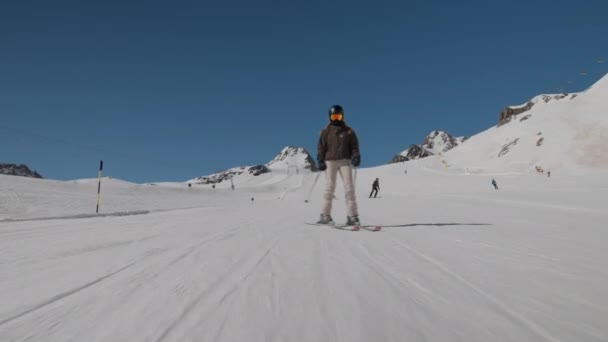 Γυναίκα σκι γρήγορα κάτω Mountain Ski Slope κάτω από το μπλε ουρανό — Αρχείο Βίντεο