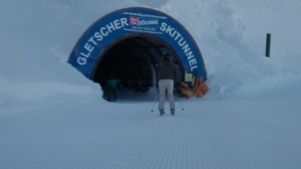 Woman Skiing Through Ski Tunnel — стоковое видео