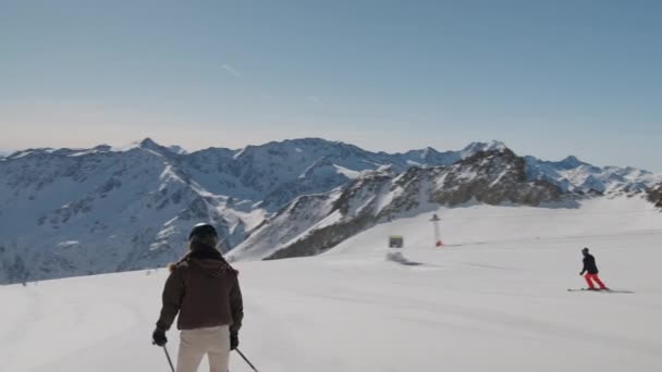 Woman Skiing Downhill Slope — стоковое видео