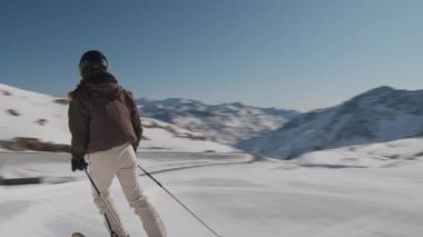 Genç Kadın Kayak Yamacında Duruyor