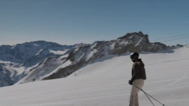 Yokuş aşağı Kayak yapan Kadın