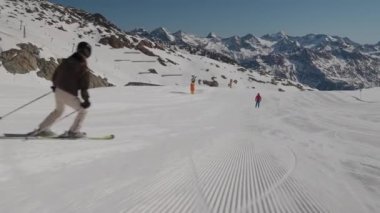 Yokuş aşağı Kayak yapan Kadın