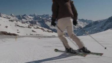 Yokuş aşağı Kayak yapan Kadın