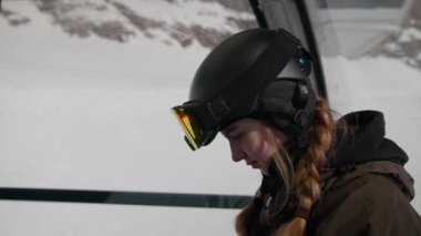 Kırmızı Saçlı Kadın Kablolu Arabadaki Kayak Kaskında