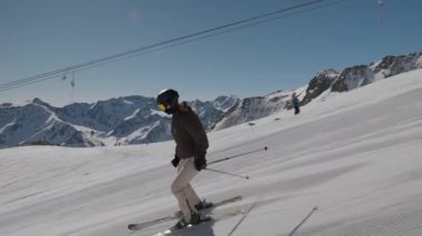 Genç Kadın Yokuş aşağı Kayak Yapıyor