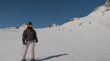 Yansıtıcı Göz Giysisi Giyen Kadın Yokuş aşağı Kayak Yapıyor