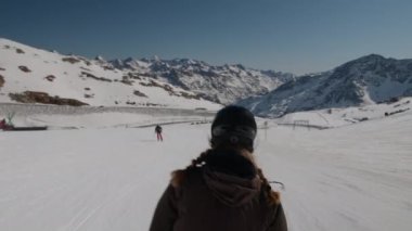 Dağlık alanda kayak yapan kadın.