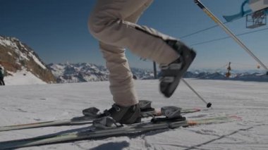 Kablolu arabalarla kayak yapan bir kadın.