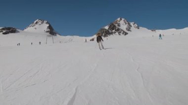 Genç Kadın Güneşli Kayak Yamacında Kayıyor
