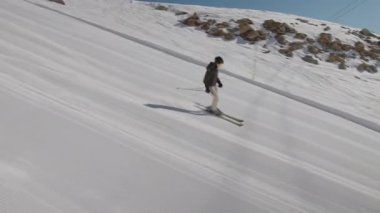 Tepeden aşağı kayan kadın Kablolu araçlar tepeden geçerken