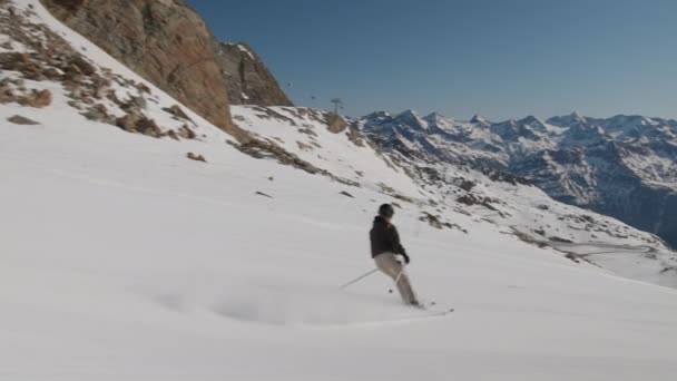 Mujer esquiando cuesta abajo — Vídeos de Stock