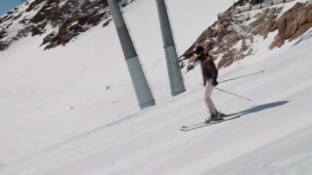 Vrouw skiën Afdaling — Stockvideo