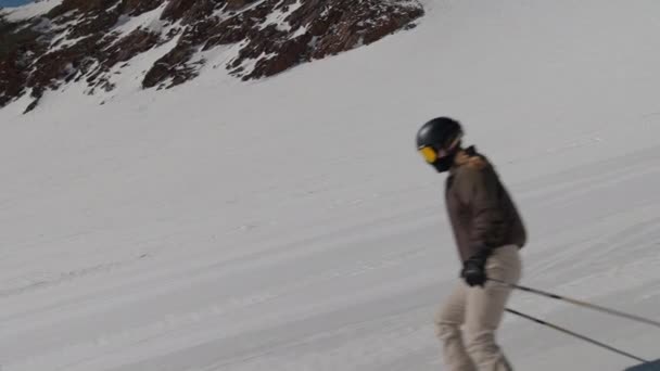 Woman Skiing Downhill Slope — Vídeo de Stock