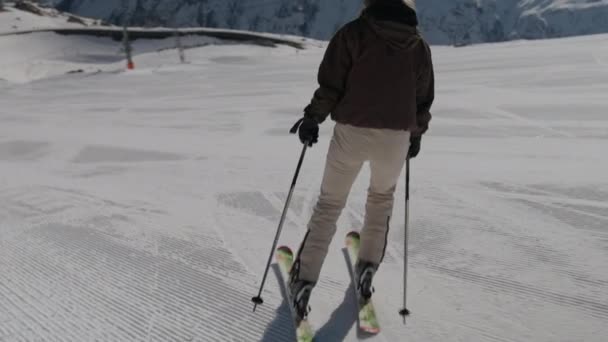 Vrouw skiën Afdaling — Stockvideo