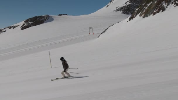 Woman Skiing Downhill Slope — Stockvideo