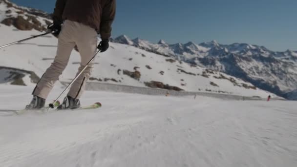 Kvinna Skidåkning Slalombacke — Stockvideo