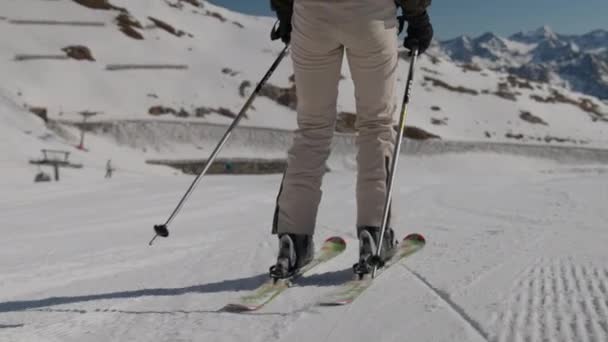Vrouw skiën Afdaling — Stockvideo