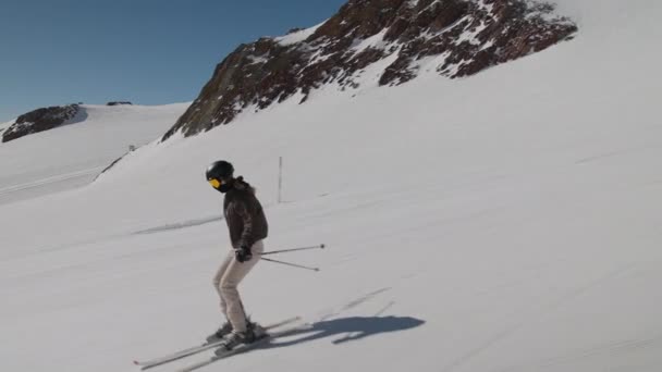 Young Woman Skiing Downhill Slope — Vídeo de Stock