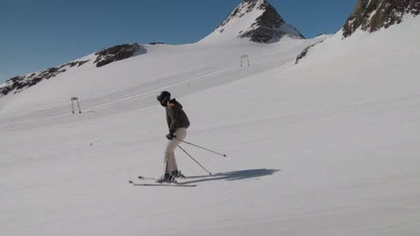 Ung kvinna Skidåkning Slalombacke — Stockvideo