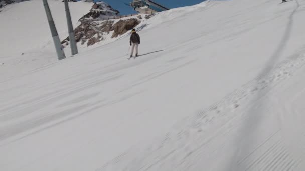 Jonge vrouw skiën piste — Stockvideo