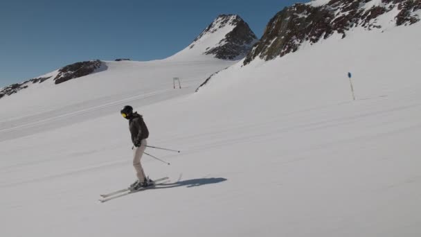 Young Woman Skiing Downhill Slope — стоковое видео