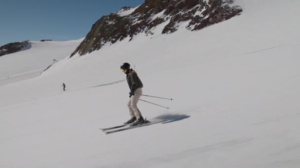 Junge Frau beim Skifahren in den Bergen — Stockvideo