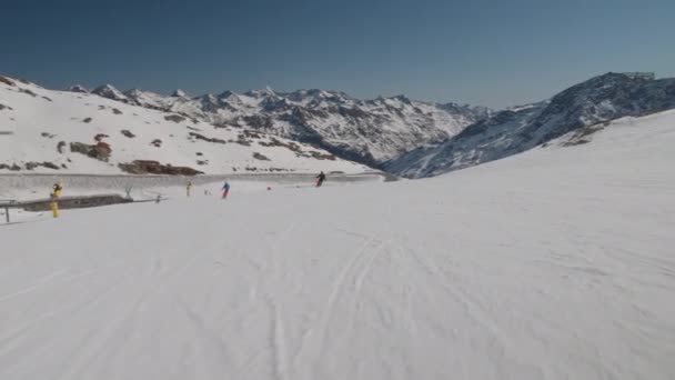 Ski Slope com outros esquiadores em vista e montanhas além — Vídeo de Stock