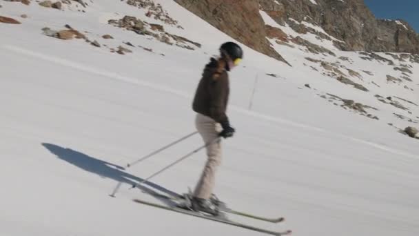 Woman Skiing Down Hill Under Clear Blue Sky — Stock video