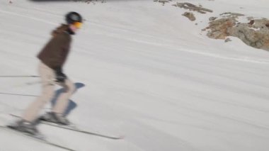 Genç Kadın Tepeden Çabuk Kayıyor