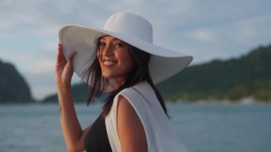 Bikinili Kadın ve Denizde Gülümseyen Güneş Şapkalı Kadın