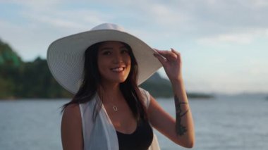 Bikinili Kadın ve Denizde Gülümseyen Güneş Şapkalı Kadın