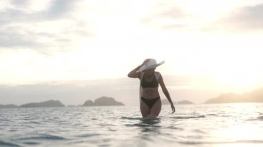 Bikini 'de Güneş Batarken Yürüyen Kadın