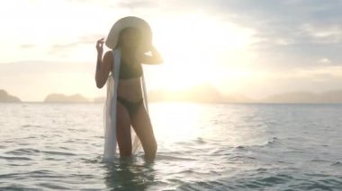 Bikini 'deki Genç Kadın ve Denizdeki Güneş Şapkası