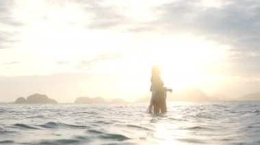 Bikinili Kadın ve Güneş Şapkalı Gün batımında Denizde Duran Kadın