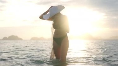 Bikinili Kadın ve Güneş Şapkalı Gün batımında Denizde Gülümseyen Kadın