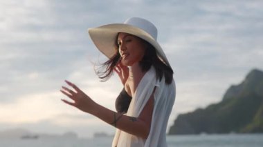 Güneş Şapkalı Kadın ve Bikini Kameraya Gülümsüyor