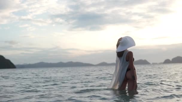 Femme en string debout en mer comme coucher de soleil — Video