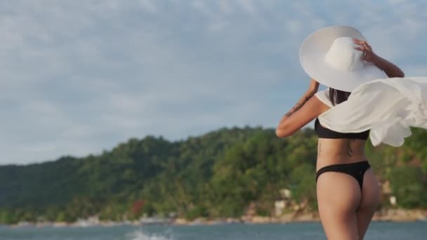 Young Woman In Thong And Sun Hat In Sea — Wideo stockowe