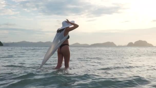海の中のThongとSunの帽子の若い女性 — ストック動画