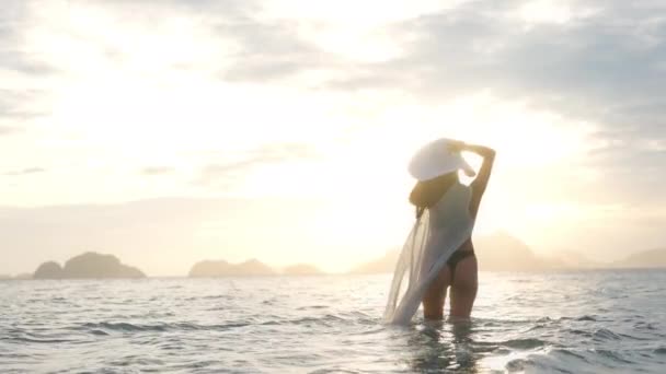 夕日の海でThongとSunの帽子の女性 — ストック動画