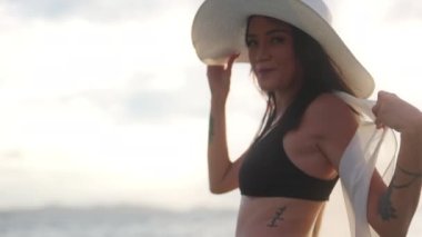 Güneş Şapkalı Kadın ve Bikini Kameraya Gülümsüyor