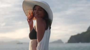 Güneş Şapkalı Kadın ve Bikini Kameraya Gülümsüyor