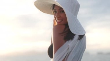 Güneş Şapkalı Kadın ve Bikini Kameraya Gülümsüyor