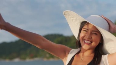 Güneş Şapkalı Kadın Parlak Gün Işığında Gülümsüyor