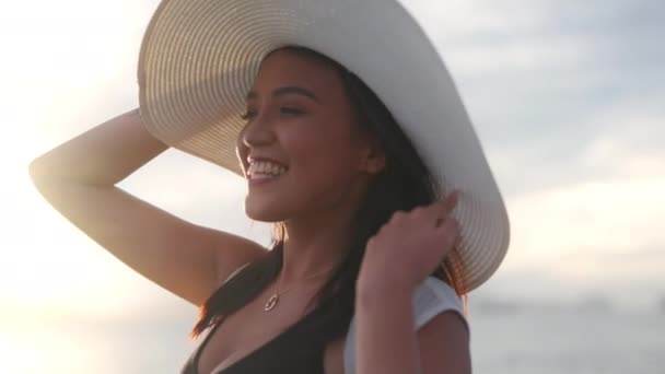 Femme dans chapeau de soleil et bikini au coucher du soleil — Video