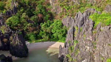 Uçurumların ve gizli kumsalların kıyısında yay çizen İHA.