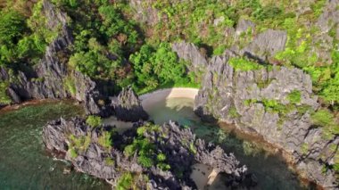 İHA Gizli Sahilde Yürüyen Kadın Kıyı Şeridine